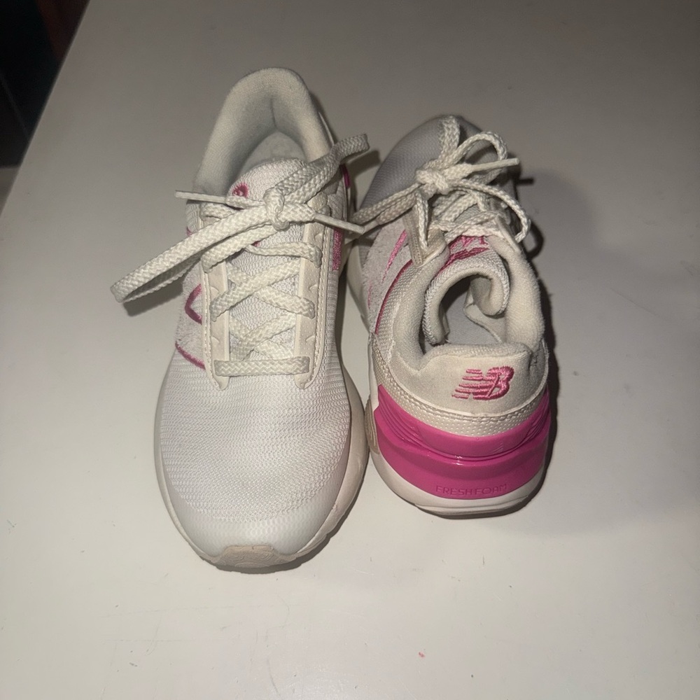 New Balance Kids Sneakers |White & Pink| Size 12.5 Little Girl | Athletic Shoes - Picture 1 of 4